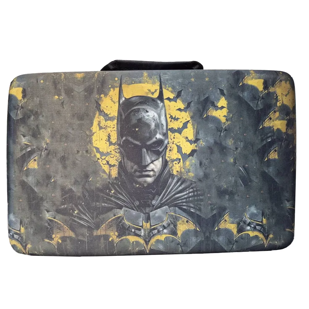 df79713a8d09b1be5a3b7edec8248c887c64245d394d38edd47b688f4dd01485.webp کیف طرح PS5 SLIM BATMAN